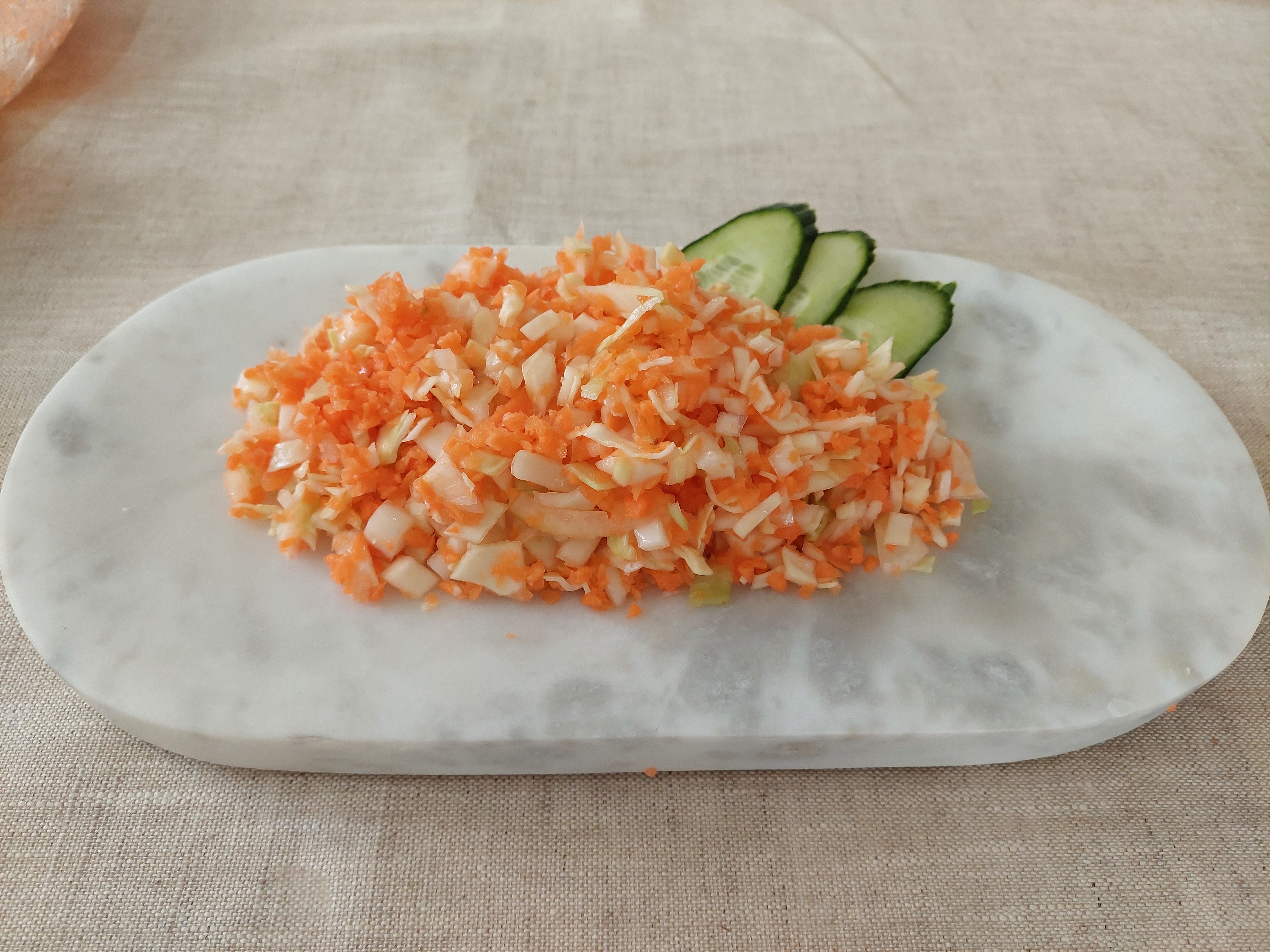 Ukrainalainen porkkana-kaalisalaatti.